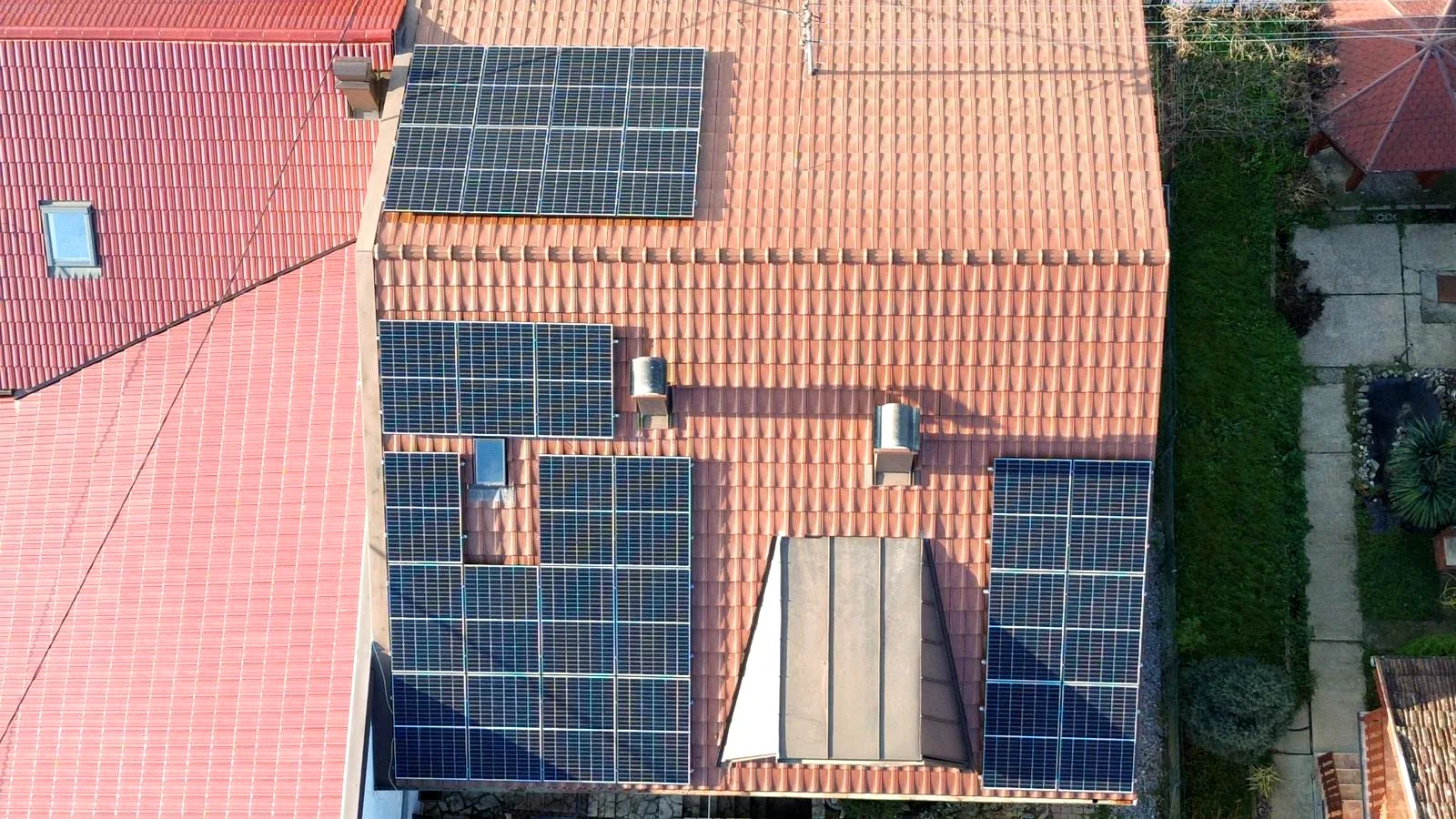 Zračni pregled krova sa solarnim panelima